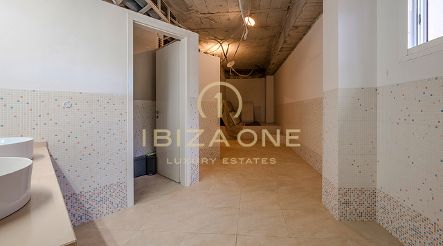 Extraordinaria finca de lujo con vistas panorámicas al atardecer y total privacidad cerca de los puertos deportivos de Ibiza – En venta, Ibiza