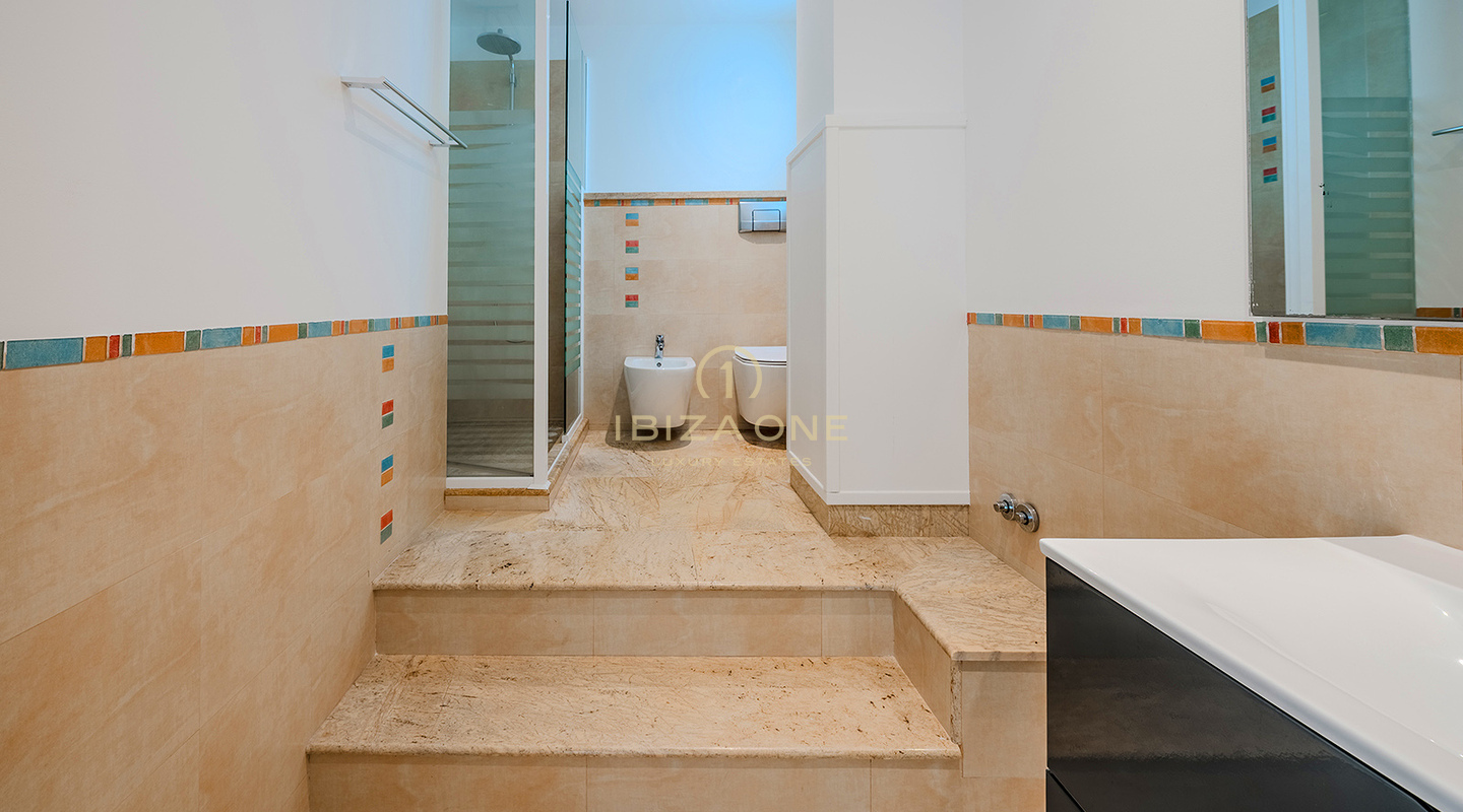Extraordinaria finca de lujo con vistas panorámicas al atardecer y total privacidad cerca de los puertos deportivos de Ibiza – En venta, Ibiza