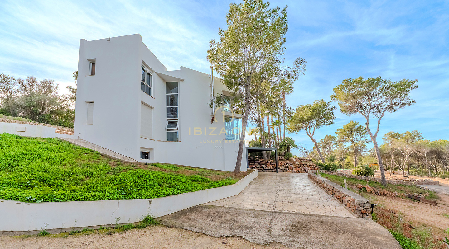 Extraordinaria finca de lujo con vistas panorámicas al atardecer y total privacidad cerca de los puertos deportivos de Ibiza – En venta, Ibiza