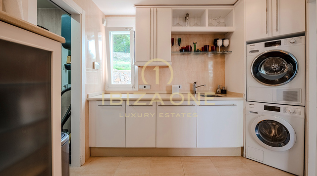 Extraordinaria finca de lujo con vistas panorámicas al atardecer y total privacidad cerca de los puertos deportivos de Ibiza – En venta, Ibiza