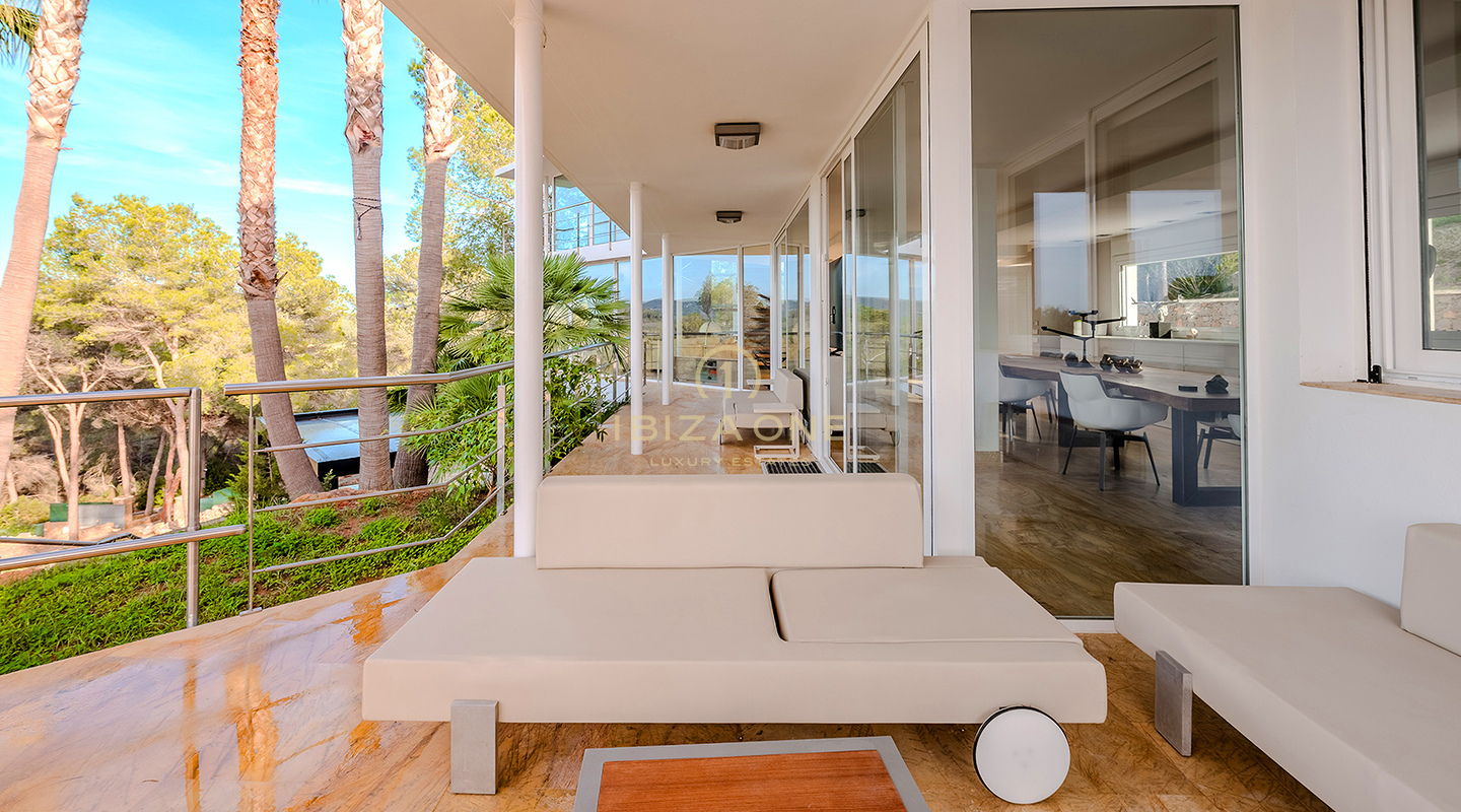 Extraordinaria finca de lujo con vistas panorámicas al atardecer y total privacidad cerca de los puertos deportivos de Ibiza – En venta, Ibiza