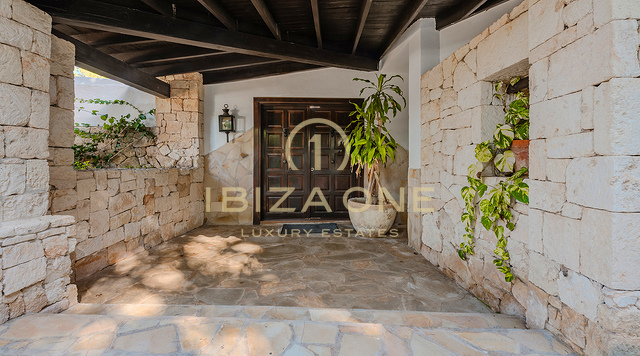 Exklusive Luxusvilla in erster Strandreihe mit privatem Meerblick und Anlegestelle – zu verkaufen in Porroig, Ibiza