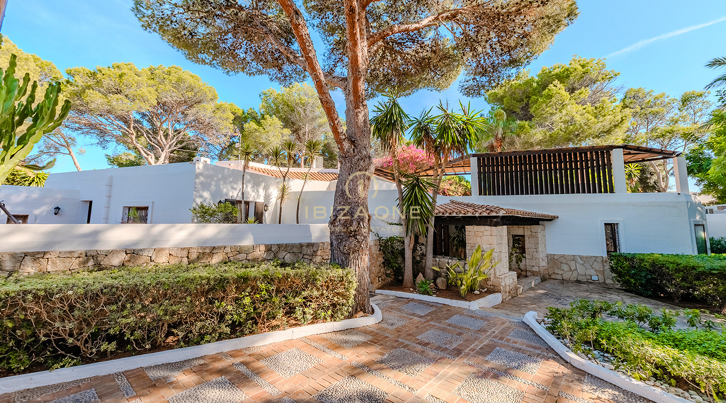 Exklusive Luxusvilla in erster Strandreihe mit privatem Meerblick und Anlegestelle – zu verkaufen in Porroig, Ibiza