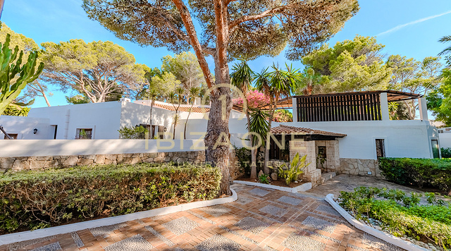 Exclusieve luxe villa aan de eerste rij aan zee met privétoegang tot de zee en steigerplatform - te koop in Porroig, Ibiza
