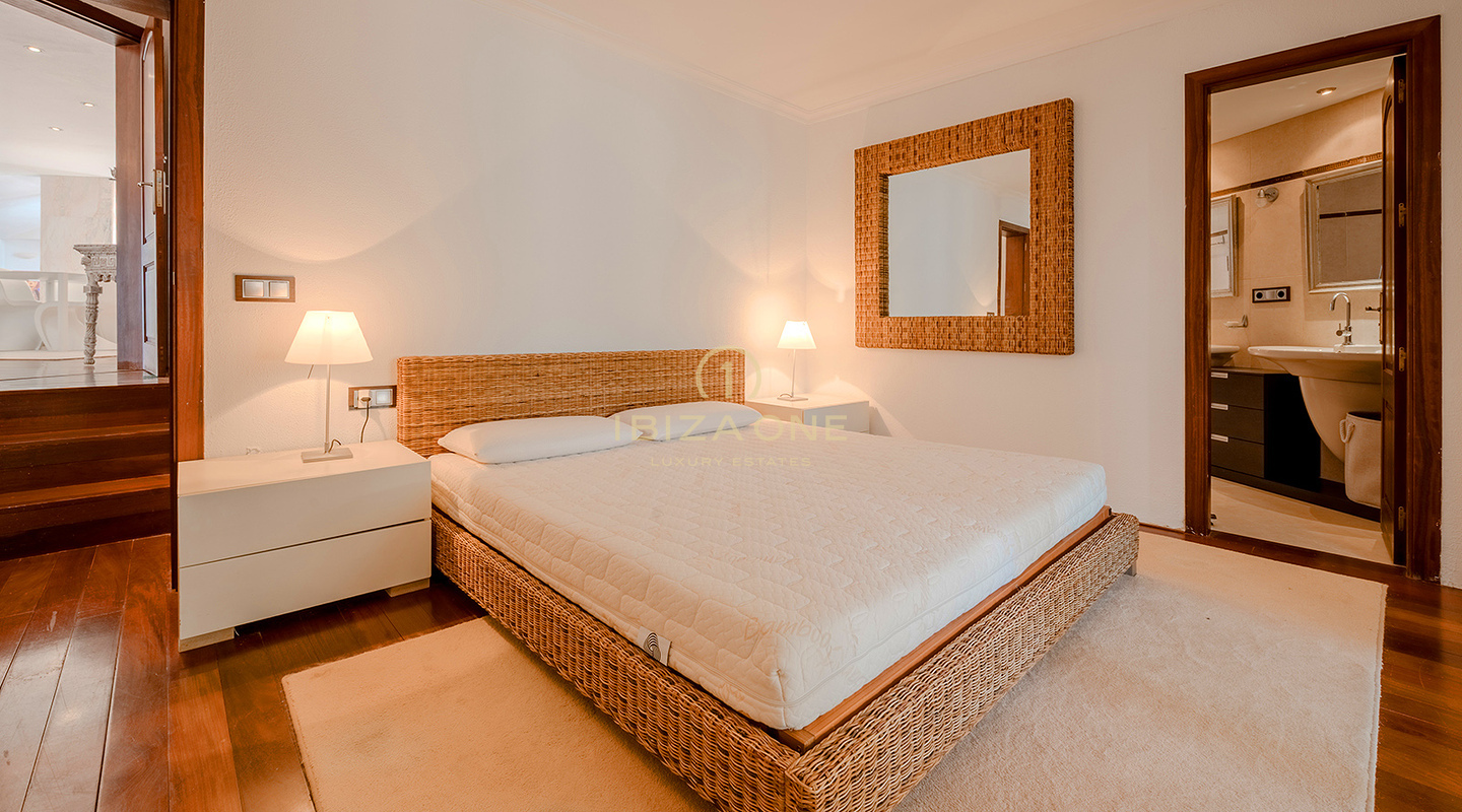 Exclusieve luxe villa aan de eerste rij aan zee met privétoegang tot de zee en steigerplatform - te koop in Porroig, Ibiza