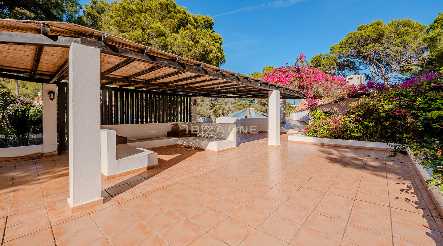 Exklusive Luxusvilla in erster Strandreihe mit privatem Meerblick und Anlegestelle – zu verkaufen in Porroig, Ibiza