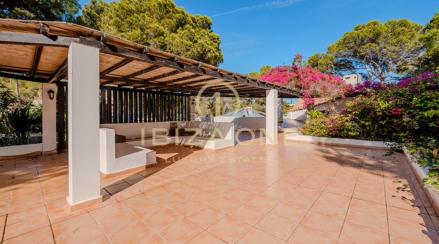 Exklusive Luxusvilla in erster Strandreihe mit privatem Meerblick und Anlegestelle – zu verkaufen in Porroig, Ibiza