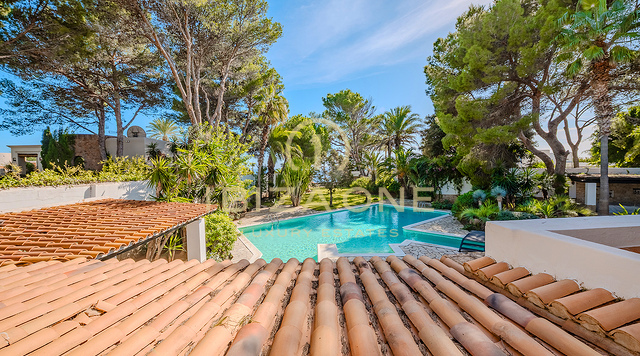 Exclusieve luxe villa aan de eerste rij aan zee met privétoegang tot de zee en steigerplatform - te koop in Porroig, Ibiza