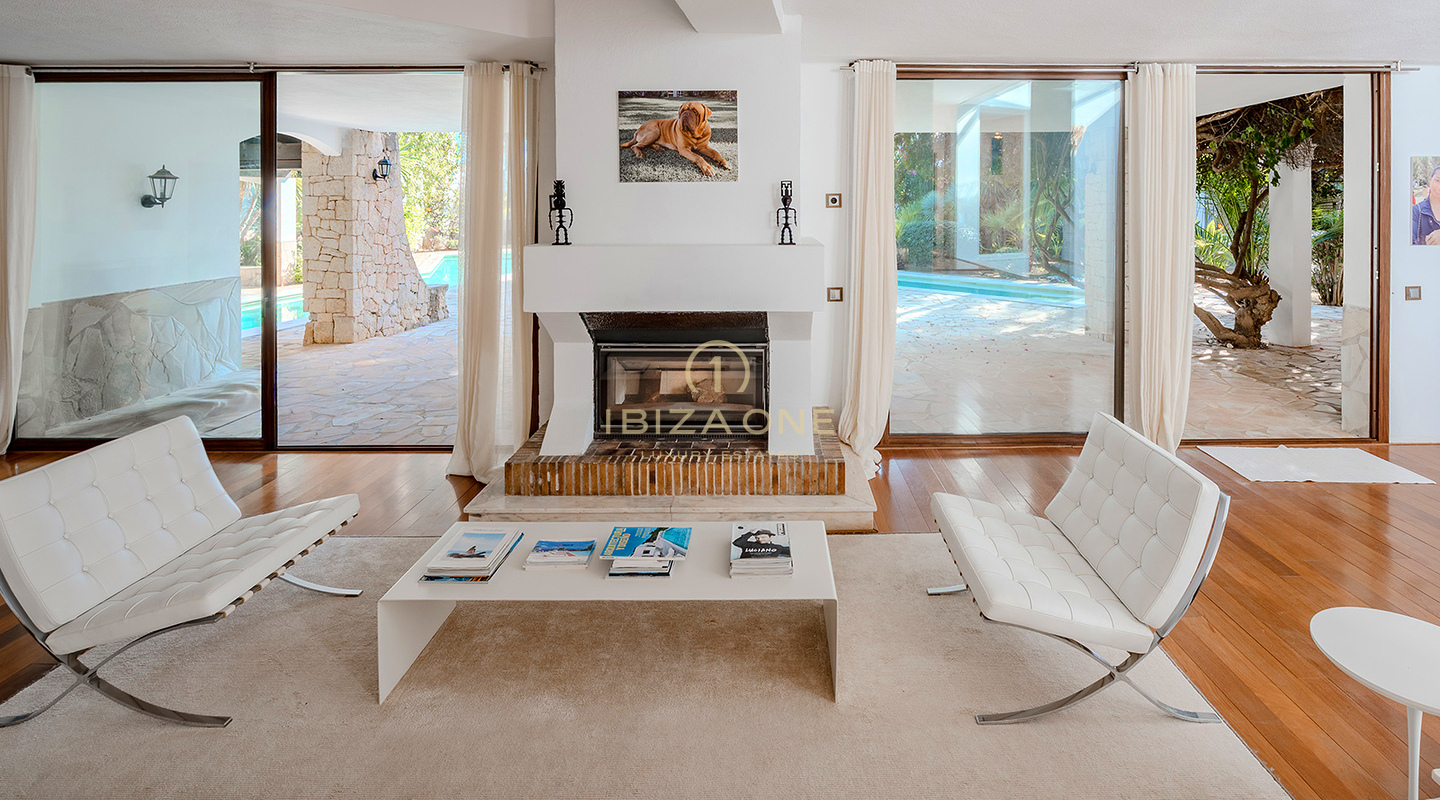 Exclusieve luxe villa aan de eerste rij aan zee met privétoegang tot de zee en steigerplatform - te koop in Porroig, Ibiza