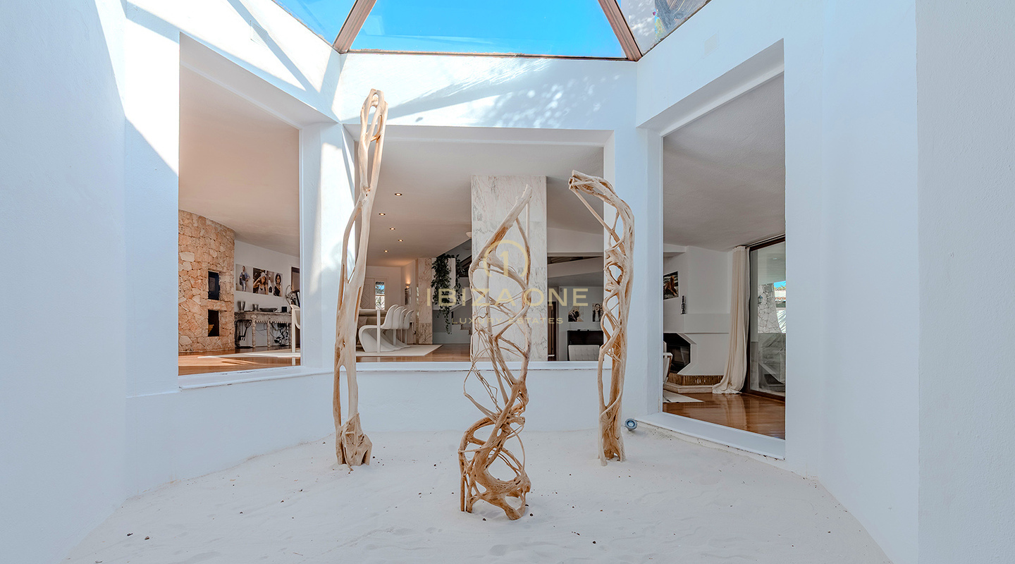 Exclusieve luxe villa aan de eerste rij aan zee met privétoegang tot de zee en steigerplatform - te koop in Porroig, Ibiza