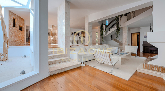 Exklusive Luxusvilla in erster Strandreihe mit privatem Meerblick und Anlegestelle – zu verkaufen in Porroig, Ibiza