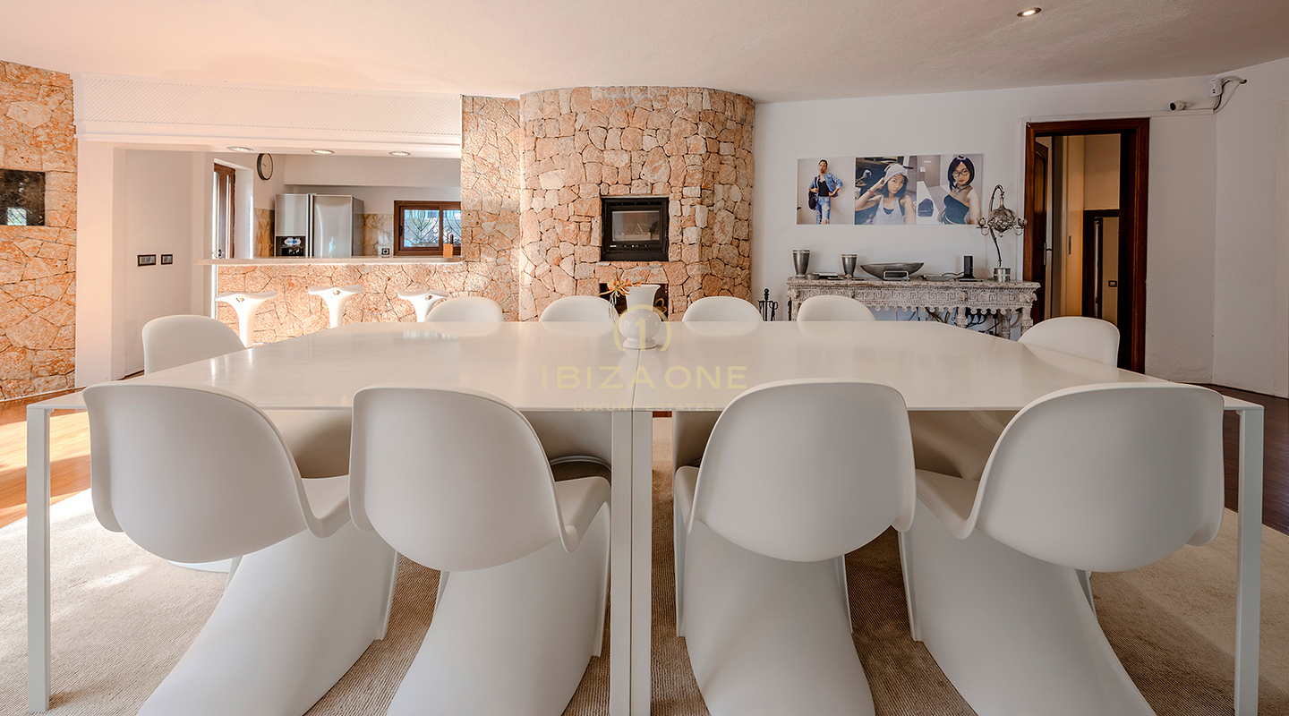 Exclusiva villa de lujo en primera línea de mar con acceso privado al mar y muelle. En venta en Porroig, Ibiza.
