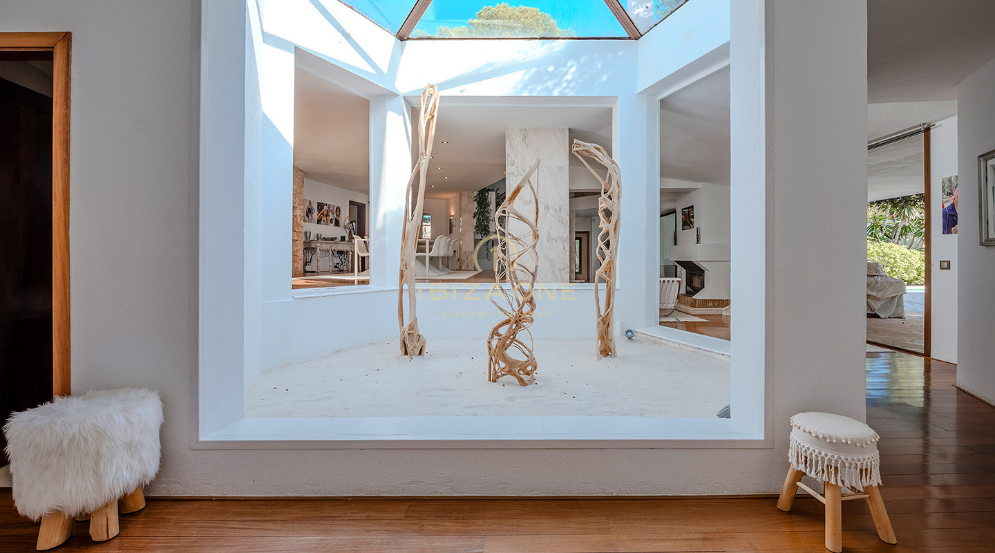 Exclusieve luxe villa aan de eerste rij aan zee met privétoegang tot de zee en steigerplatform - te koop in Porroig, Ibiza