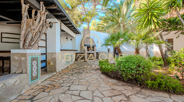 Villa de luxe exclusive en première ligne de mer avec accès privé à la mer et quai privé – À vendre à Porroig, Ibiza
