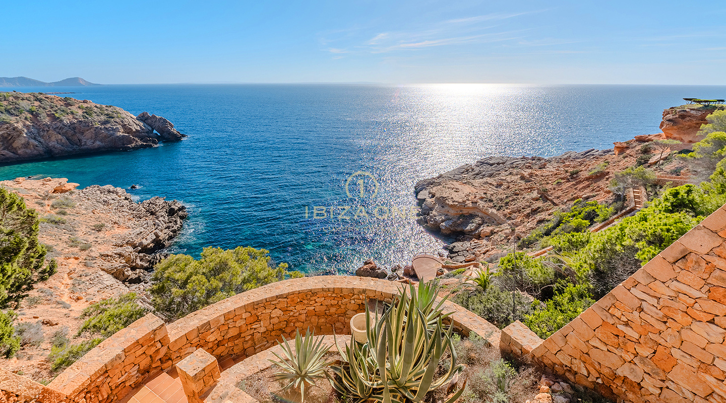 Exklusive Luxusvilla in erster Strandreihe mit privatem Meerblick und Anlegestelle – zu verkaufen in Porroig, Ibiza