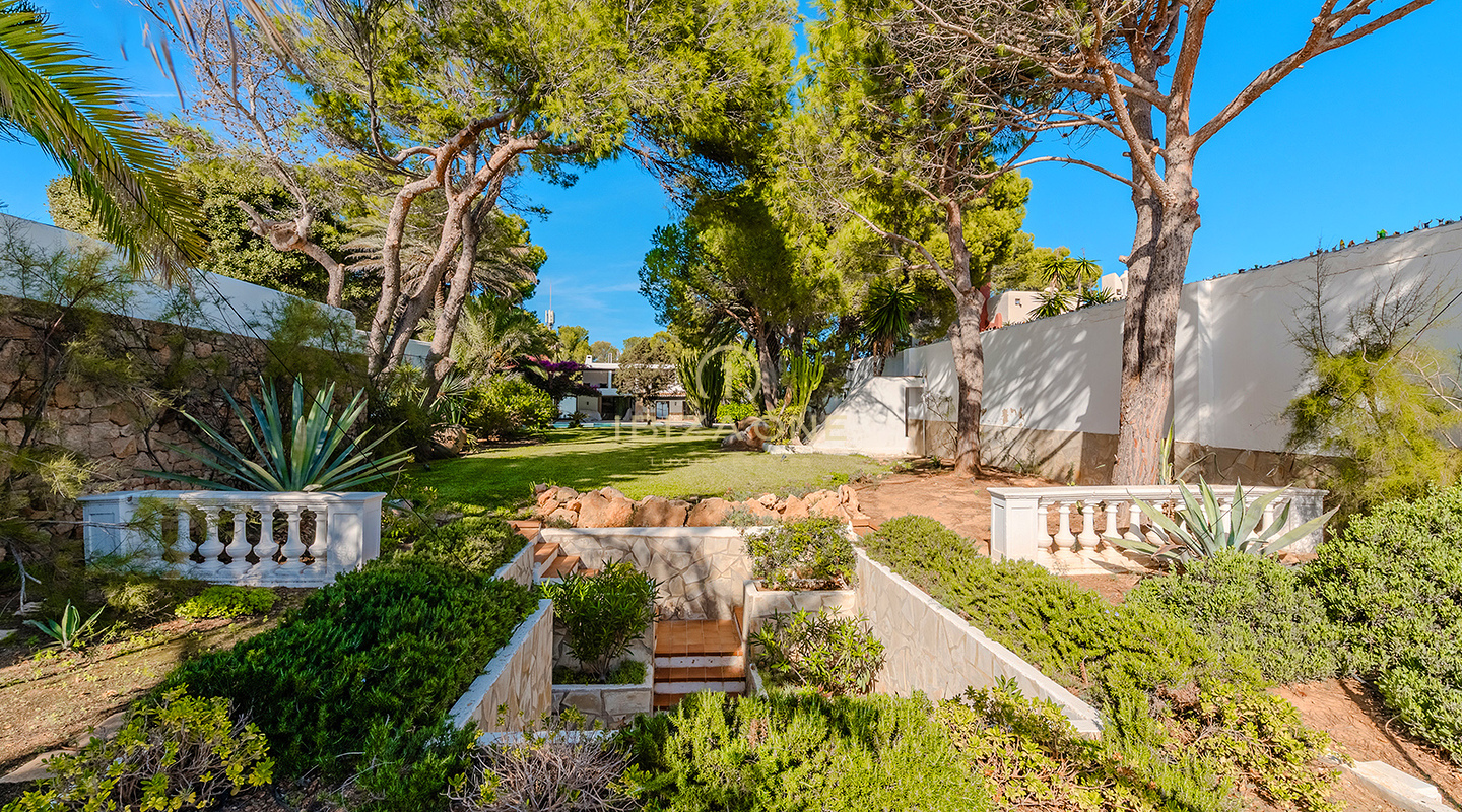 Exclusiva villa de lujo en primera línea de mar con acceso privado al mar y muelle. En venta en Porroig, Ibiza.