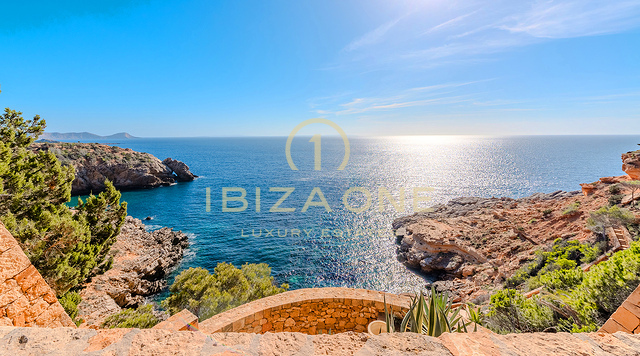 Exklusive Luxusvilla in erster Strandreihe mit privatem Meerblick und Anlegestelle – zu verkaufen in Porroig, Ibiza