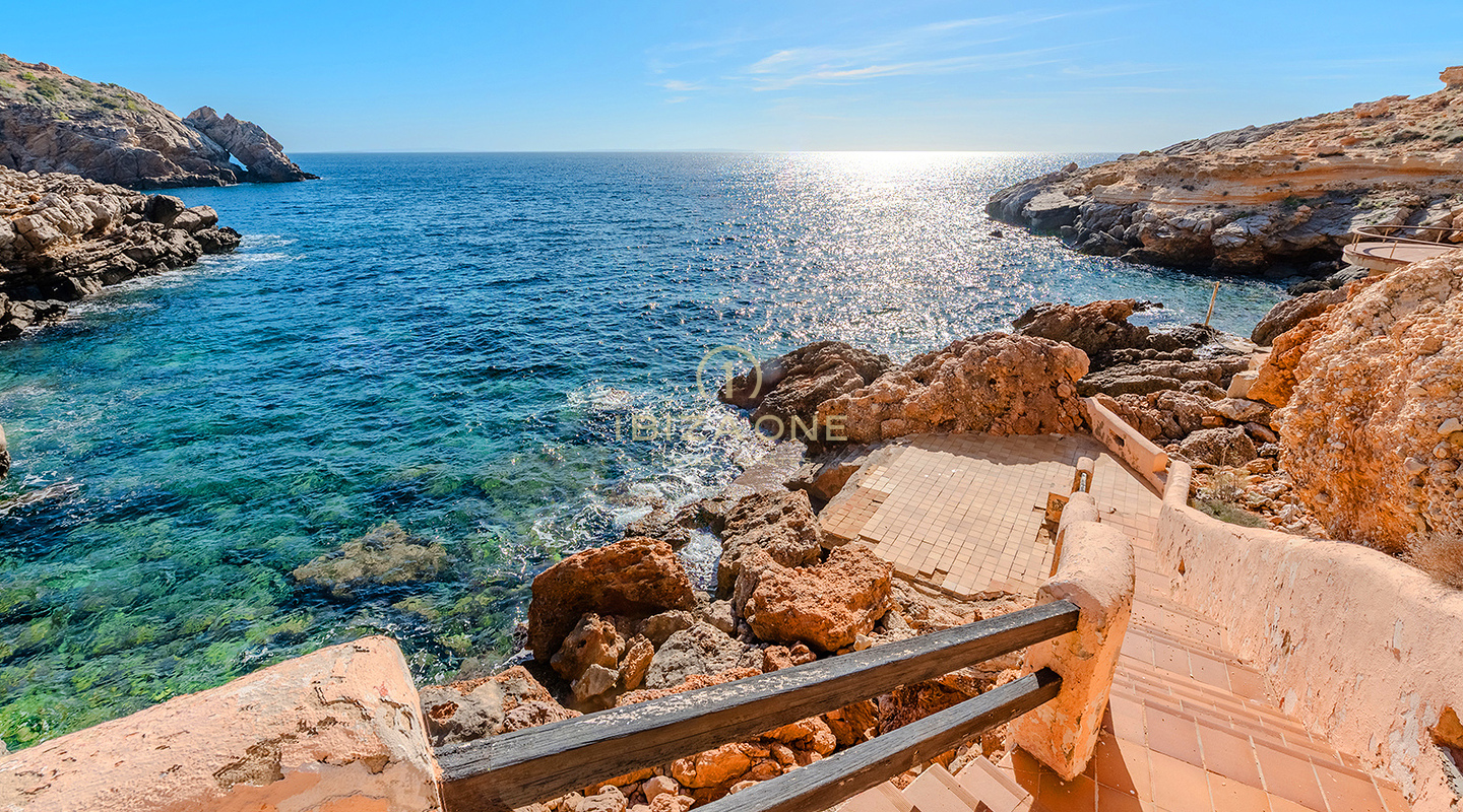 Exklusive Luxusvilla in erster Strandreihe mit privatem Meerblick und Anlegestelle – zu verkaufen in Porroig, Ibiza