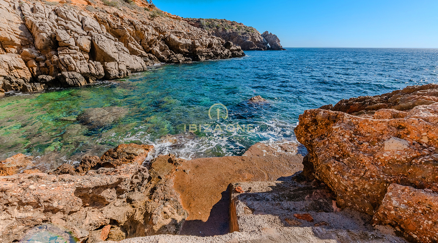 Exclusiva villa de lujo en primera línea de mar con acceso privado al mar y muelle. En venta en Porroig, Ibiza.