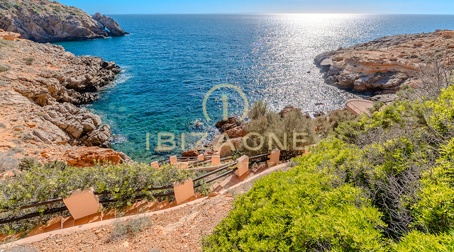 Exklusive Luxusvilla in erster Strandreihe mit privatem Meerblick und Anlegestelle – zu verkaufen in Porroig, Ibiza