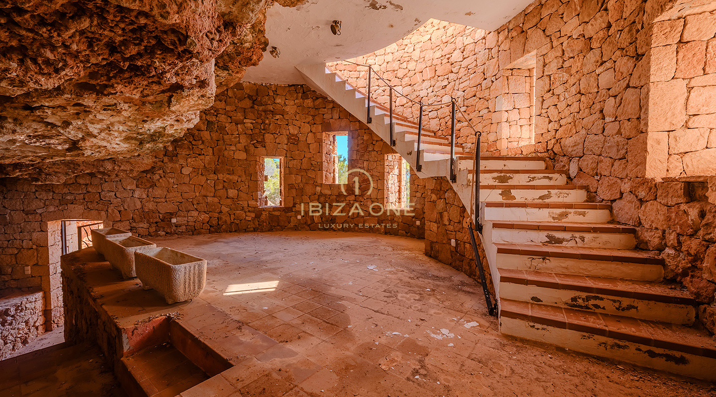 Exclusiva villa de lujo en primera línea de mar con acceso privado al mar y muelle. En venta en Porroig, Ibiza.