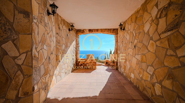 Esclusiva villa di lusso in prima fila sul mare con accesso privato al mare e piattaforma di attracco – In vendita a Porroig, Ibiza