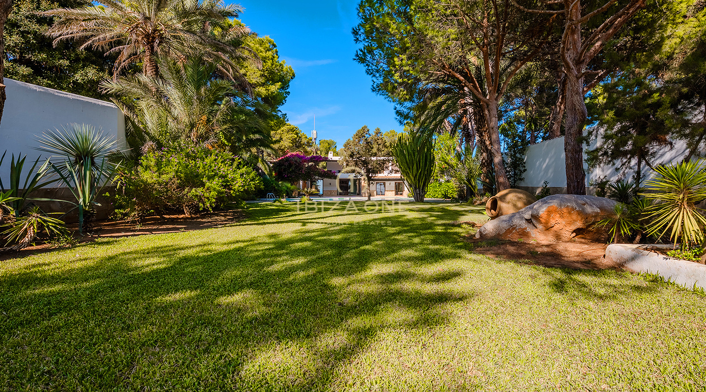 Exklusive Luxusvilla in erster Strandreihe mit privatem Meerblick und Anlegestelle – zu verkaufen in Porroig, Ibiza