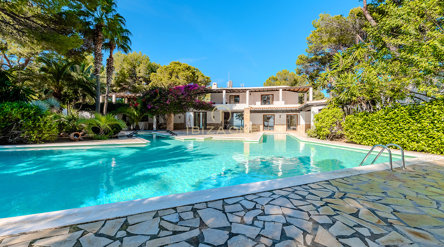 Exclusieve luxe villa aan de eerste rij aan zee met privétoegang tot de zee en steigerplatform - te koop in Porroig, Ibiza