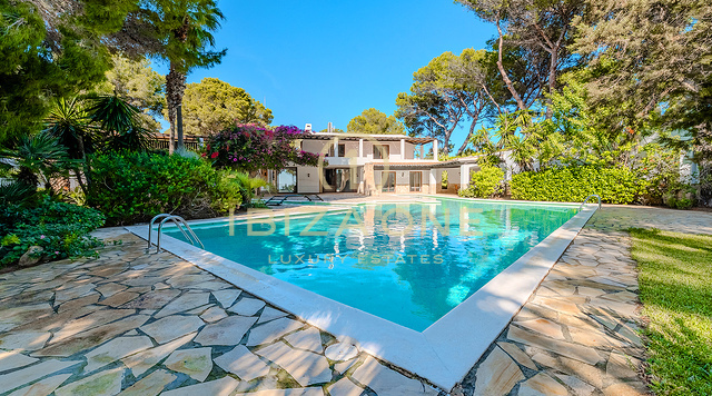 Exklusive Luxusvilla in erster Strandreihe mit privatem Meerblick und Anlegestelle – zu verkaufen in Porroig, Ibiza