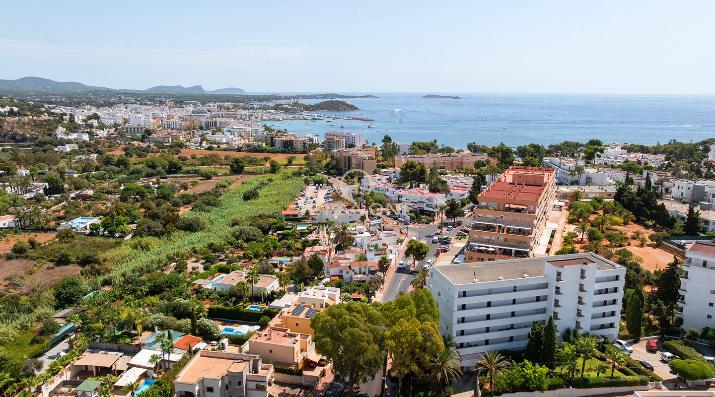 Mediterrane Luxus-Doppelhaushälfte mit modernem Komfort – Zu verkaufen in Siesta, Ibiza