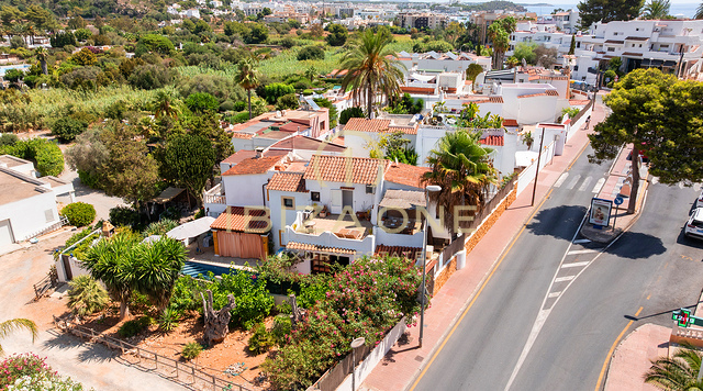Mediterrane Luxus-Doppelhaushälfte mit modernem Komfort – Zu verkaufen in Siesta, Ibiza