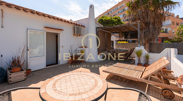Villa di lusso bifamiliare in stile mediterraneo con comfort moderni - In vendita a Siesta, Ibiza
