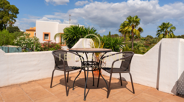 Villa de luxe mitoyenne de style méditerranéen offrant un confort moderne – À vendre à Siesta, Ibiza