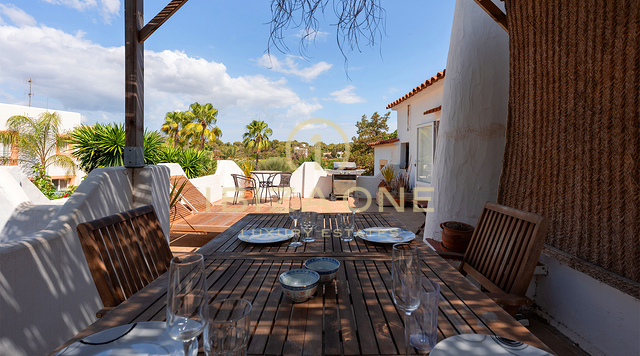 Villa de luxe mitoyenne de style méditerranéen offrant un confort moderne – À vendre à Siesta, Ibiza
