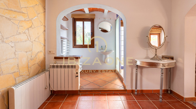 Villa de luxe mitoyenne de style méditerranéen offrant un confort moderne – À vendre à Siesta, Ibiza