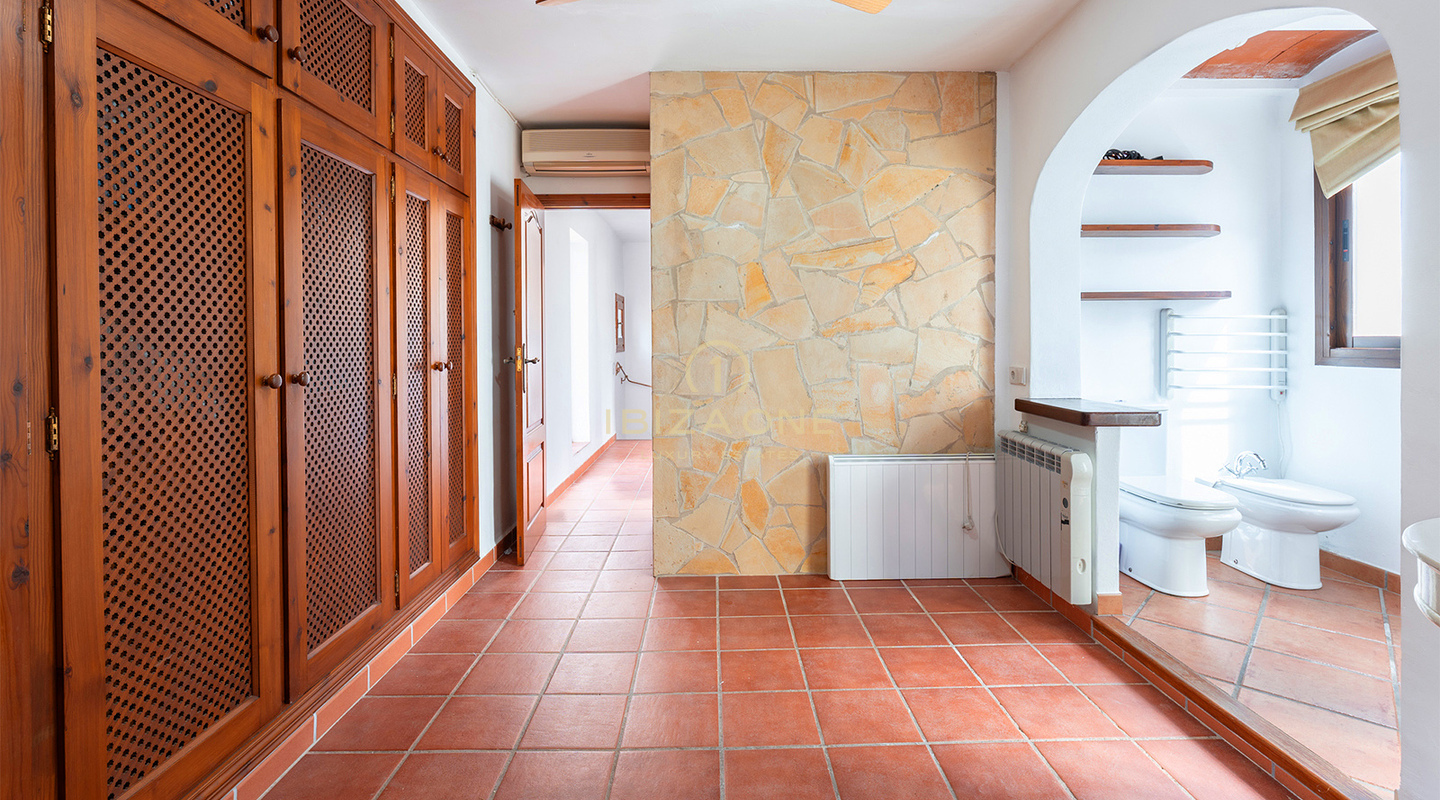 Mediterrane Luxus-Doppelhaushälfte mit modernem Komfort – Zu verkaufen in Siesta, Ibiza