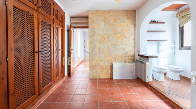 Villa di lusso bifamiliare in stile mediterraneo con comfort moderni - In vendita a Siesta, Ibiza