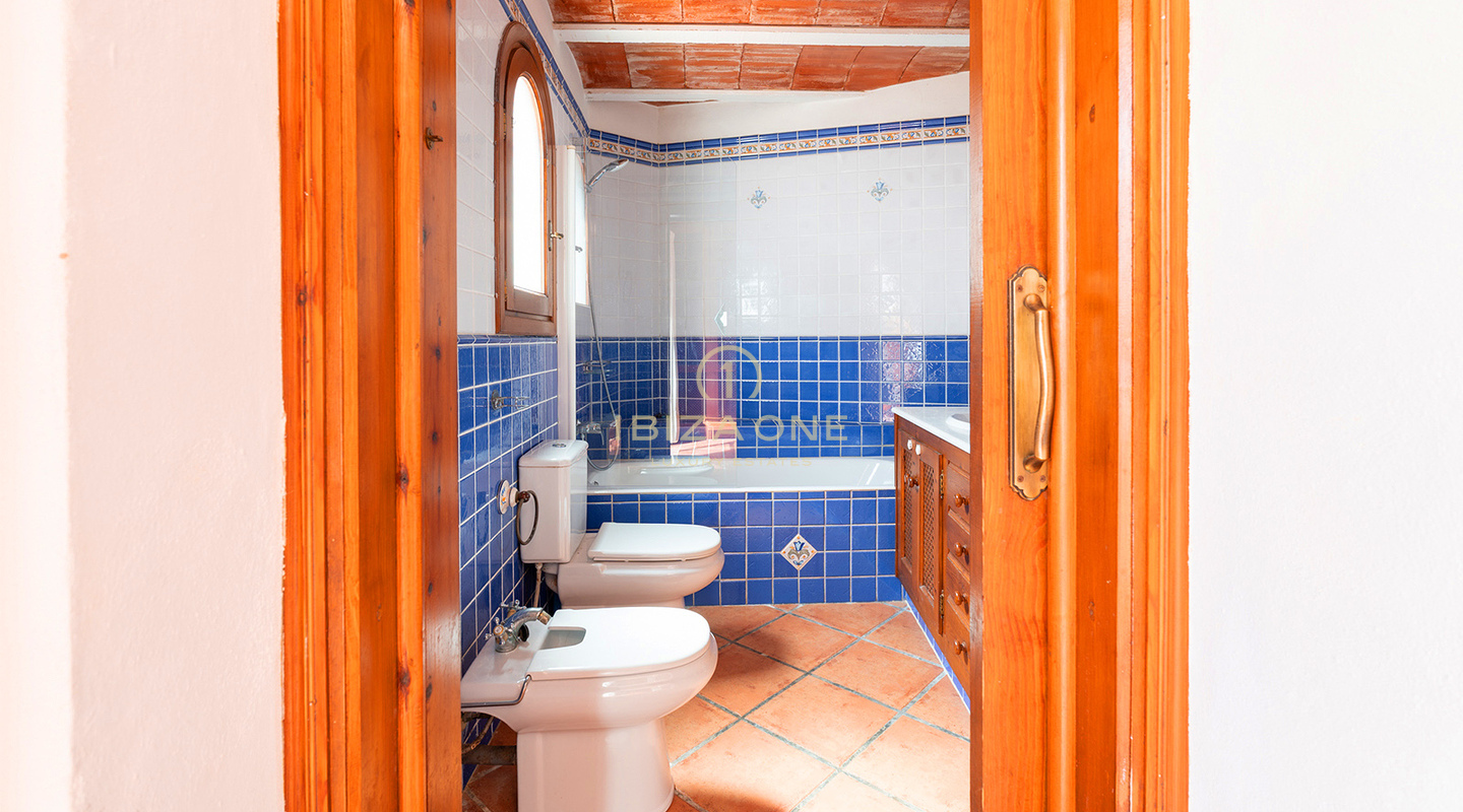 Mediterranean Semi-Detached Luxury Villa with Modern Comfort – For Sale in Siesta, Ibiza
