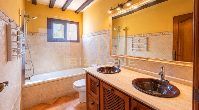Villa de luxe mitoyenne de style méditerranéen offrant un confort moderne – À vendre à Siesta, Ibiza