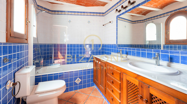 Villa di lusso bifamiliare in stile mediterraneo con comfort moderni - In vendita a Siesta, Ibiza