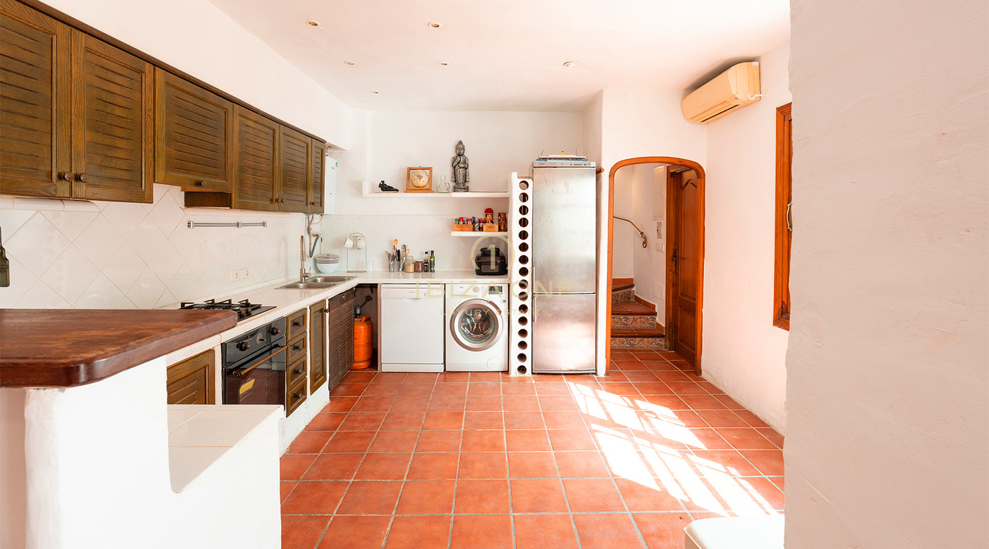 Mediterranean Semi-Detached Luxury Villa with Modern Comfort – For Sale in Siesta, Ibiza