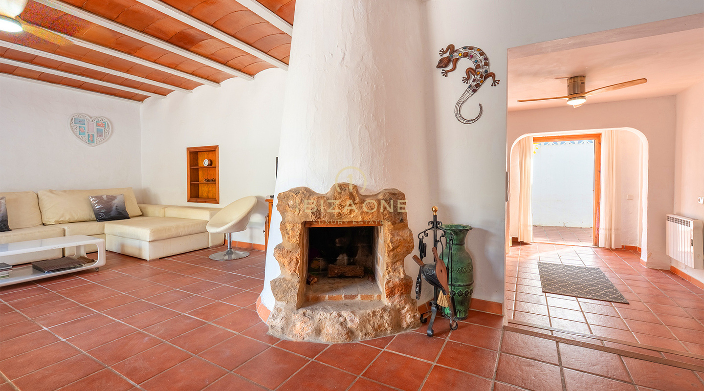 Mediterranean Semi-Detached Luxury Villa with Modern Comfort – For Sale in Siesta, Ibiza