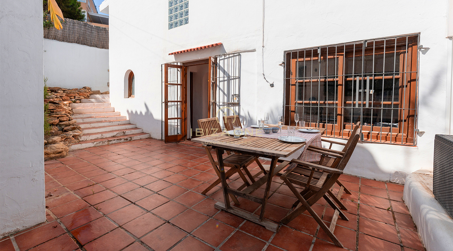 Mediterranean Semi-Detached Luxury Villa with Modern Comfort – For Sale in Siesta, Ibiza