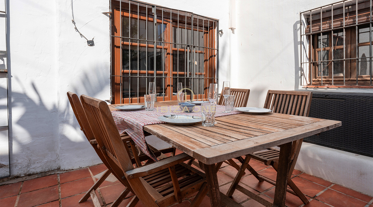 Mediterrane Luxus-Doppelhaushälfte mit modernem Komfort – Zu verkaufen in Siesta, Ibiza
