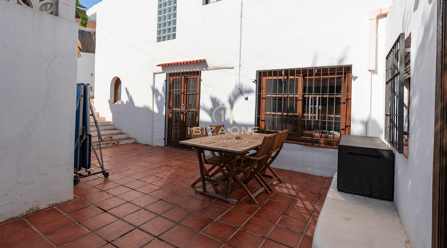 Mediterranean Semi-Detached Luxury Villa with Modern Comfort – For Sale in Siesta, Ibiza