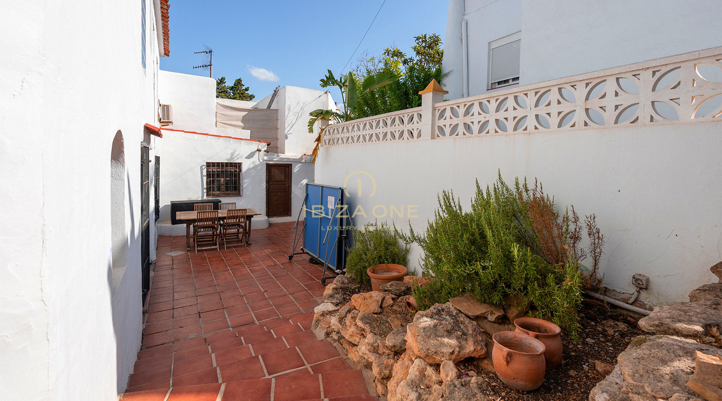 Luxe halfvrijstaande villa in mediterrane stijl met modern comfort te koop in Siesta, Ibiza
