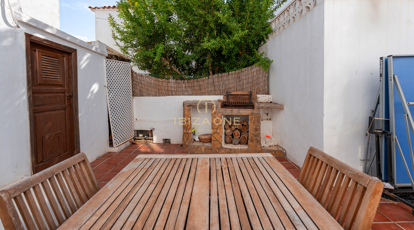Mediterranean Semi-Detached Luxury Villa with Modern Comfort – For Sale in Siesta, Ibiza