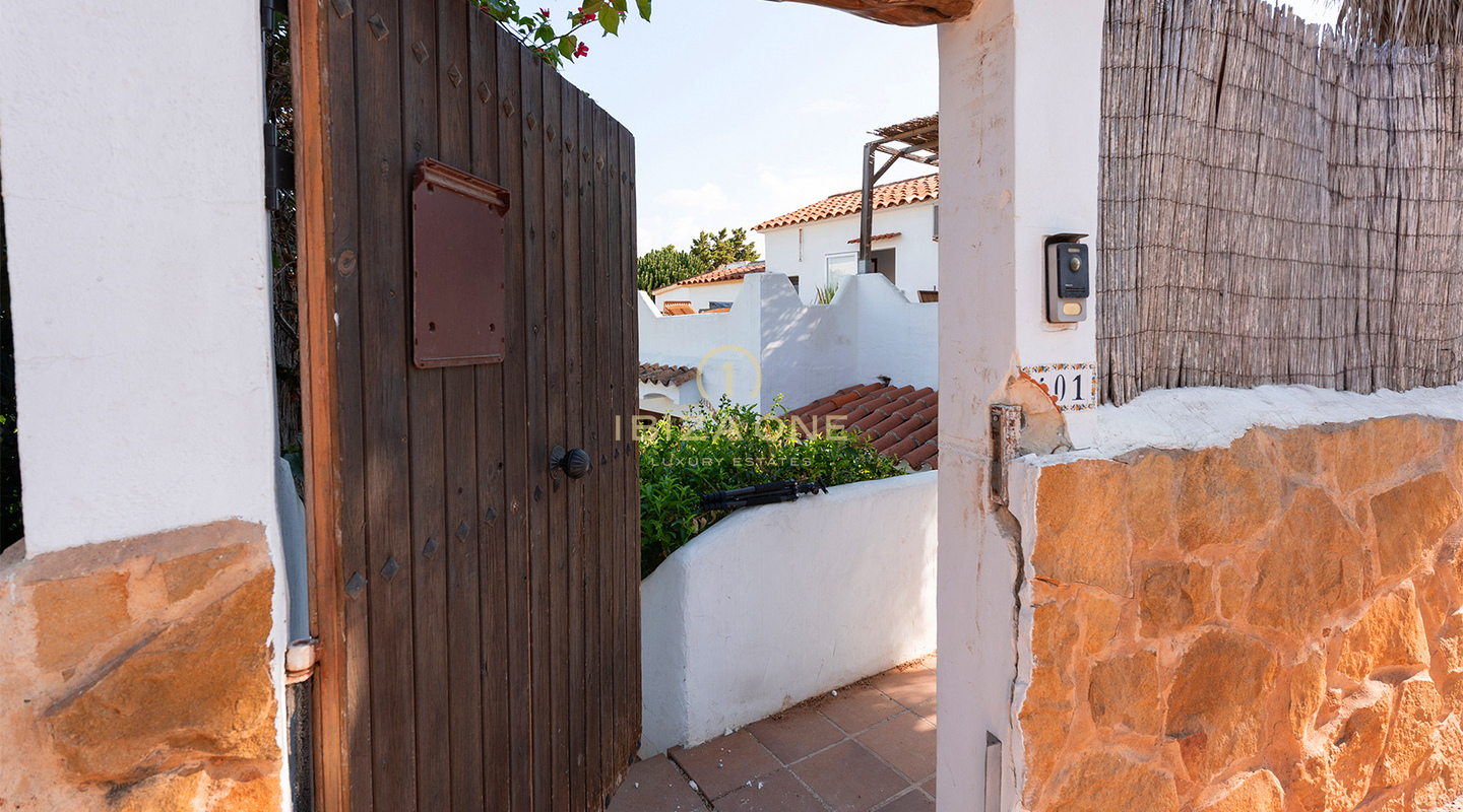Mediterrane Luxus-Doppelhaushälfte mit modernem Komfort – Zu verkaufen in Siesta, Ibiza
