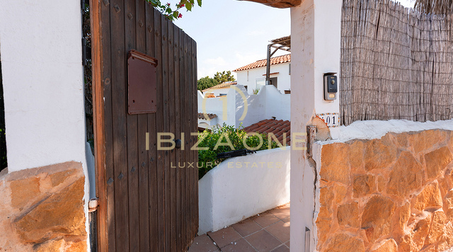 Villa de luxe mitoyenne de style méditerranéen offrant un confort moderne – À vendre à Siesta, Ibiza