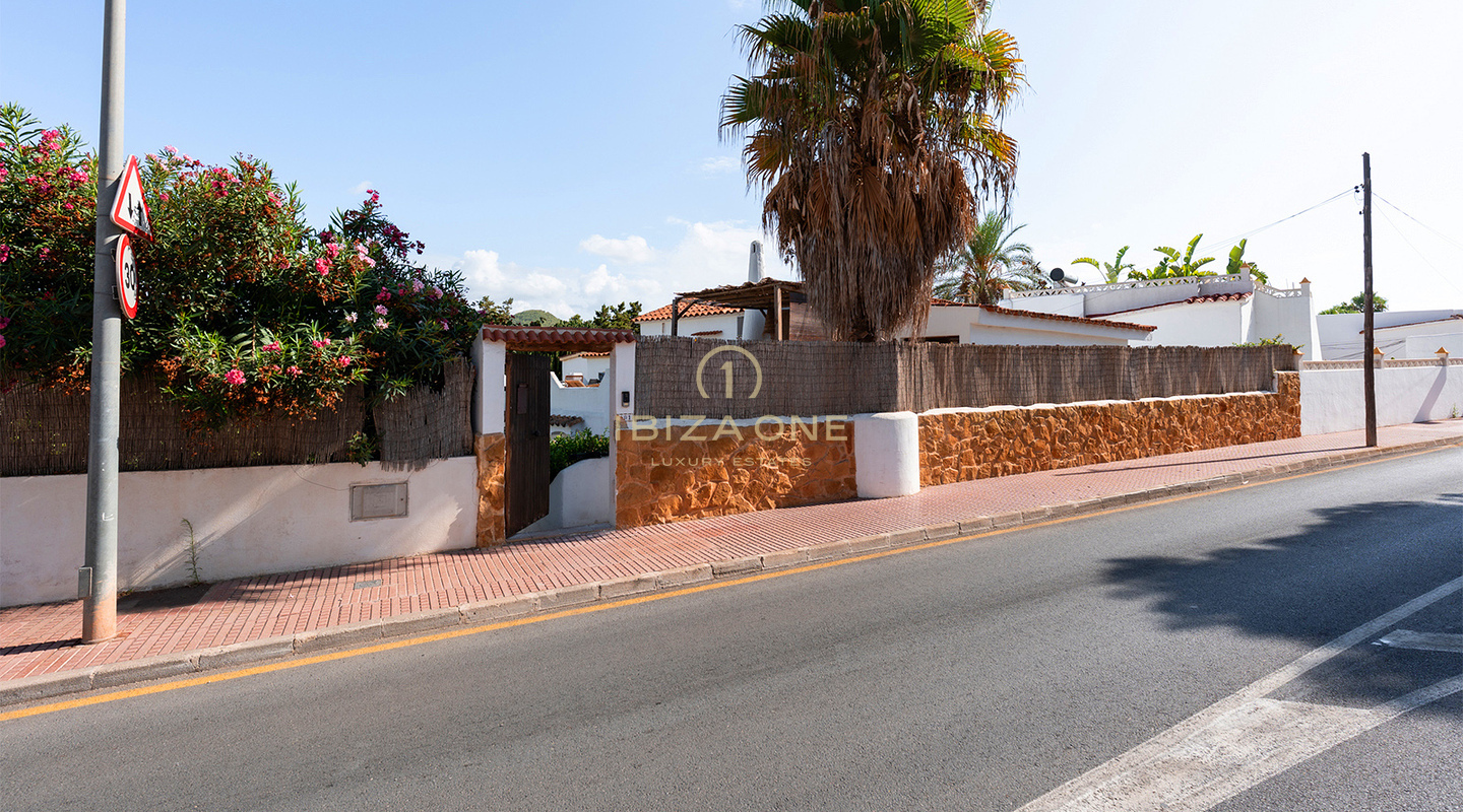 Luxe halfvrijstaande villa in mediterrane stijl met modern comfort te koop in Siesta, Ibiza